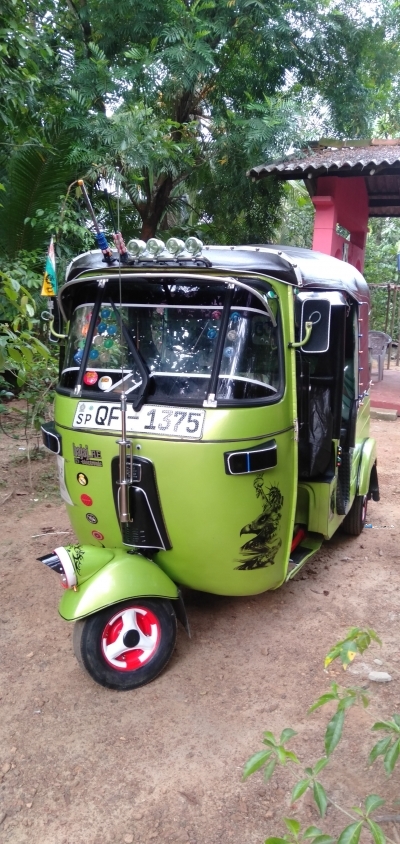 bajaj 2 stock three wheeler