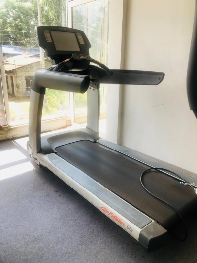 Treadmill - Life Fitness Machine